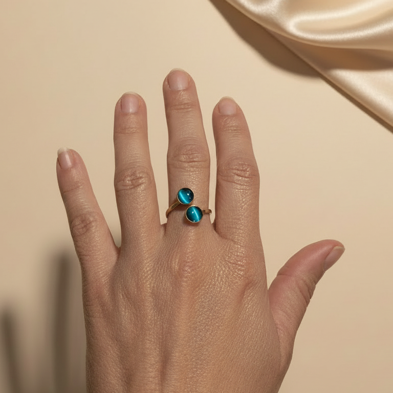 Anillo azul con mano estilizada