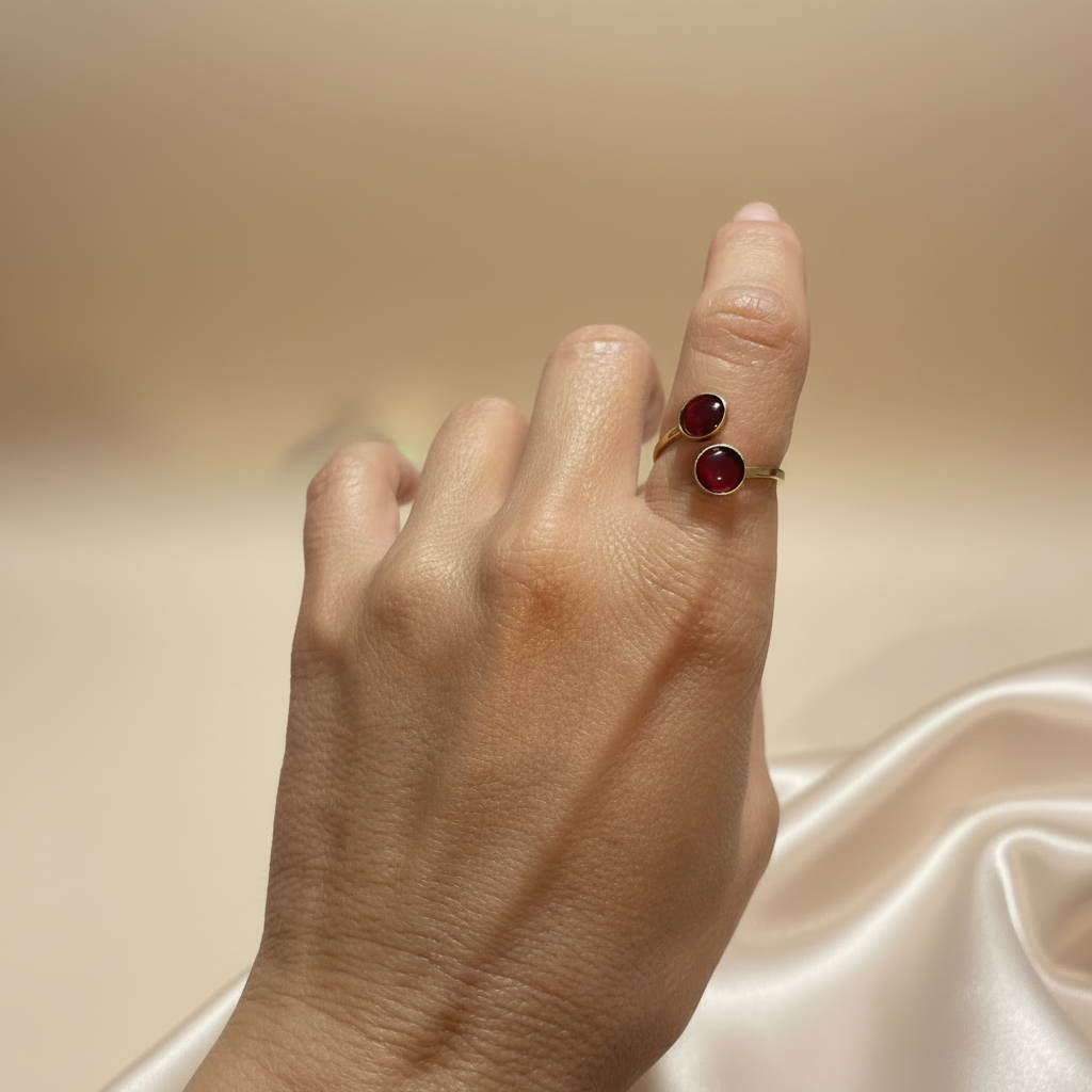 Anillo granate con mano estilizada