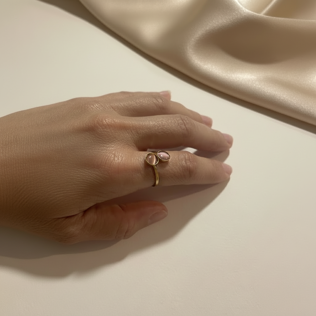 Anillo rosa con mano estilizada