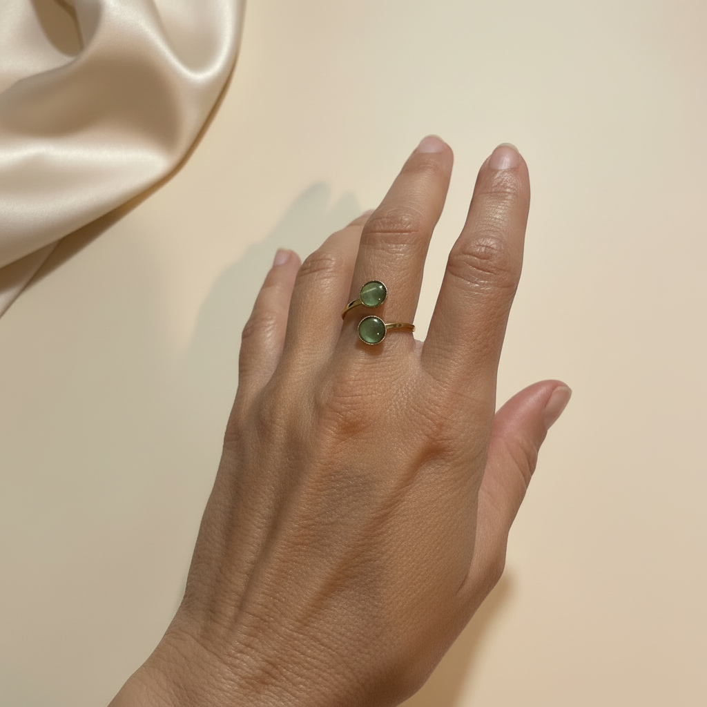 Anillo verde con mano estilizada