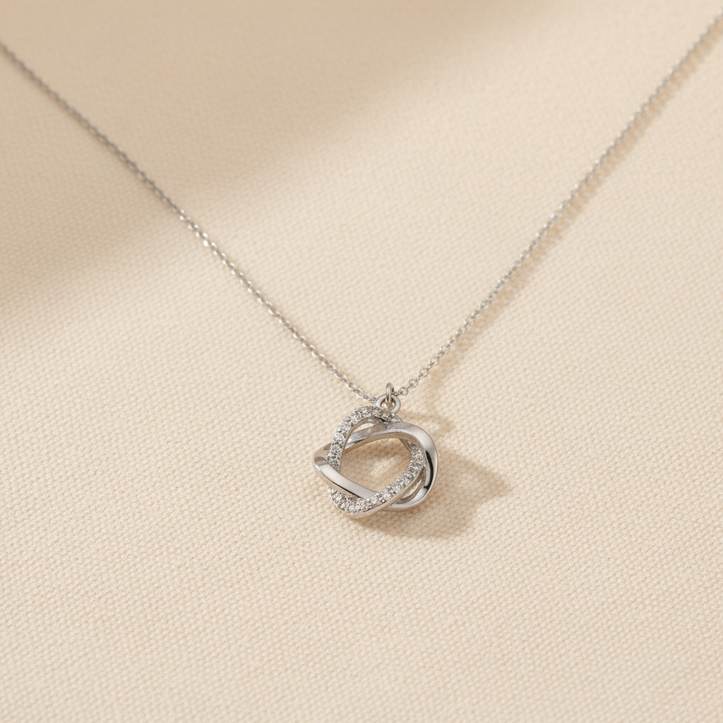 Collar infinito plata con fondo beige