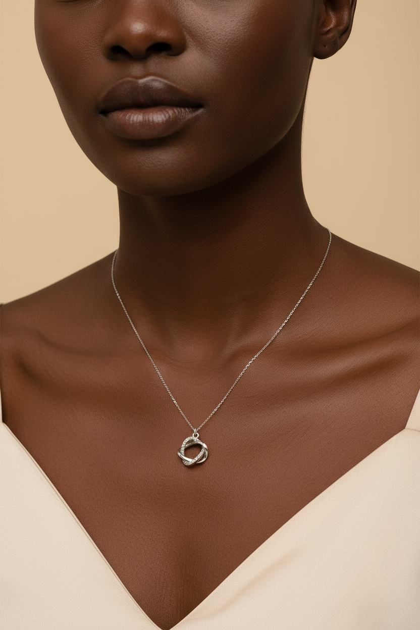 Collar infinito plata en modelo negra