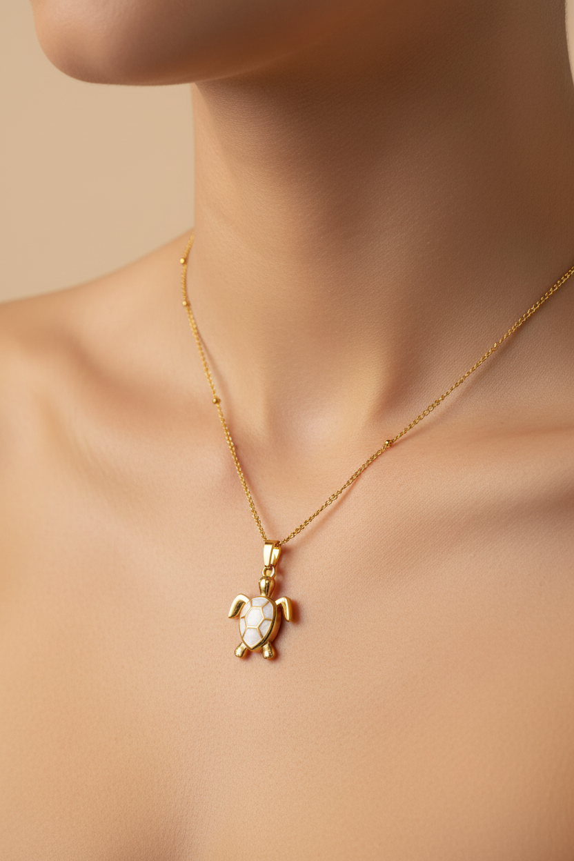 Collar tortuga blanco en modelo