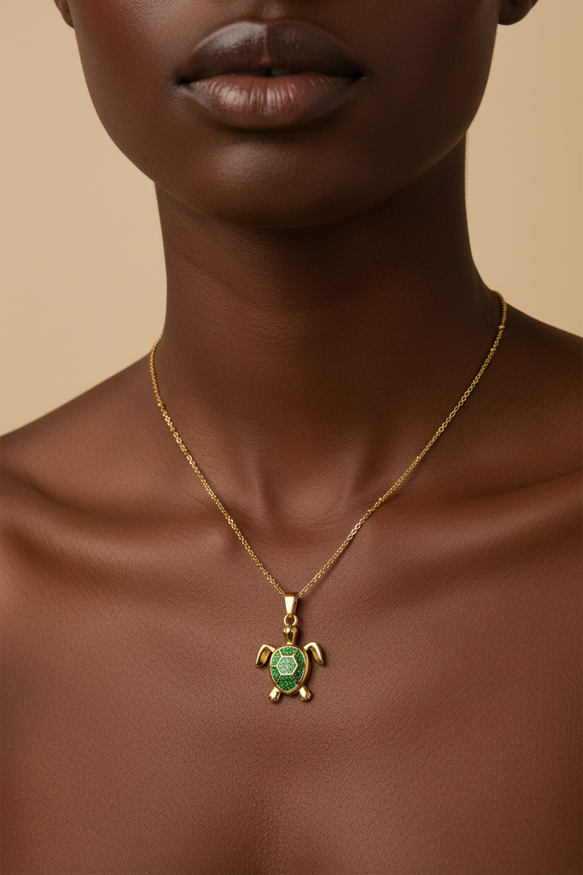 Collar tortuga verde en modelo negra