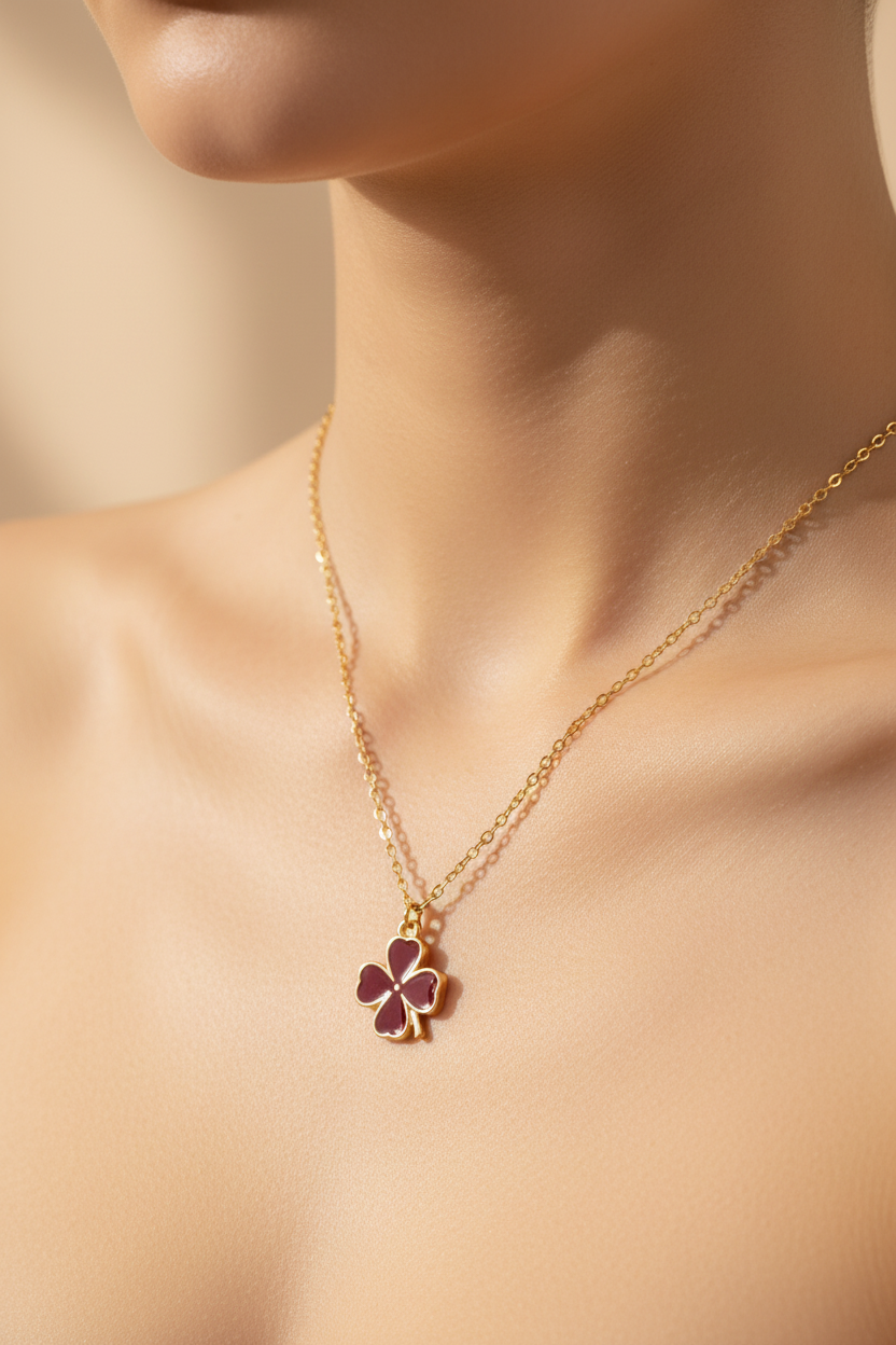 Collar trébol burdeos en modelo