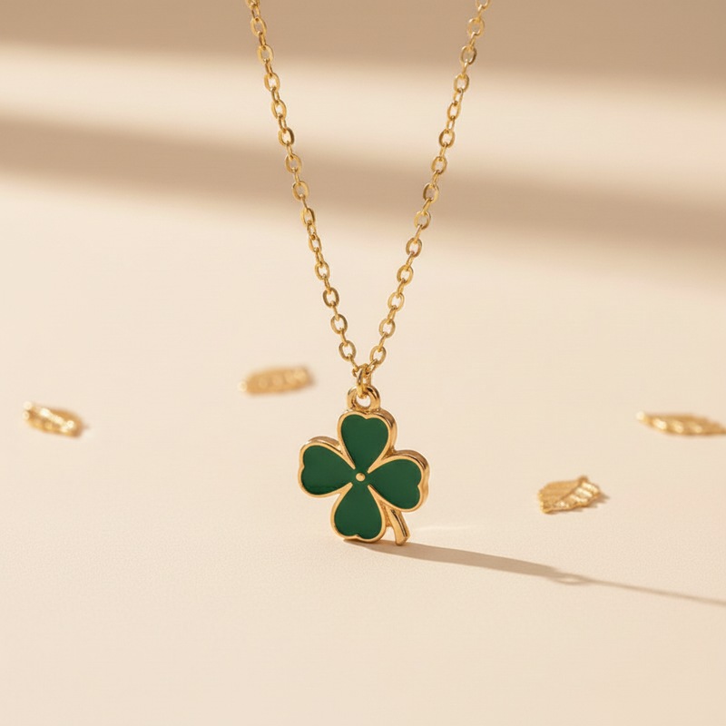Collar trébol verde con fondo beige